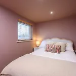Stylish 3br Townhouse Sleeps 6 Near Centre