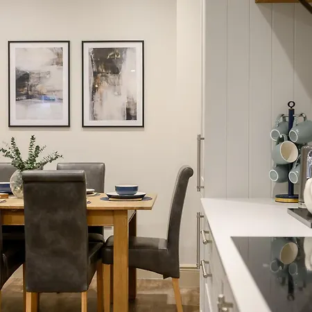Stylish 3br Townhouse Sleeps 6 Near Centre Nyaraló