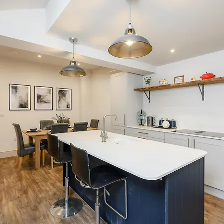 Stylish 3br Townhouse Sleeps 6 Near Centre Dom wakacyjny *