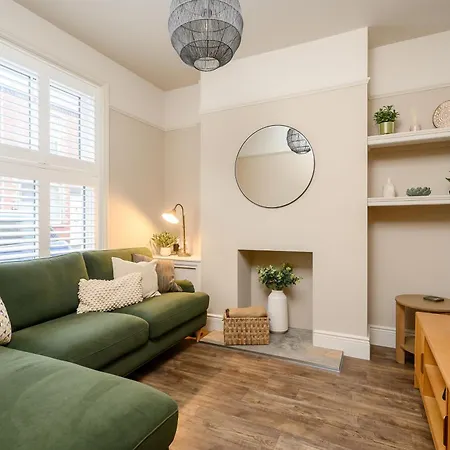 Stylish 3br Townhouse Sleeps 6 Near Centre Dom wakacyjny *