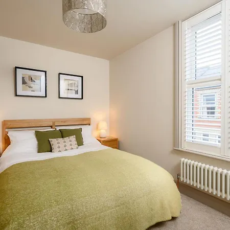 Stylish 3br Townhouse Sleeps 6 Near Centre *
