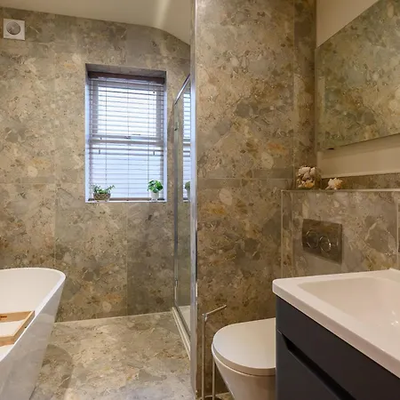 Stylish 3br Townhouse Sleeps 6 Near Centre Dom wakacyjny *