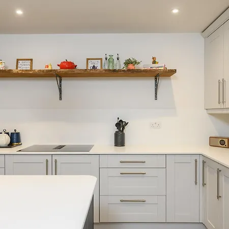 Stylish 3br Townhouse Sleeps 6 Near Centre Dom wakacyjny