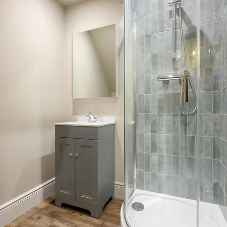 Stylish 3br Townhouse Sleeps 6 Near Centre *