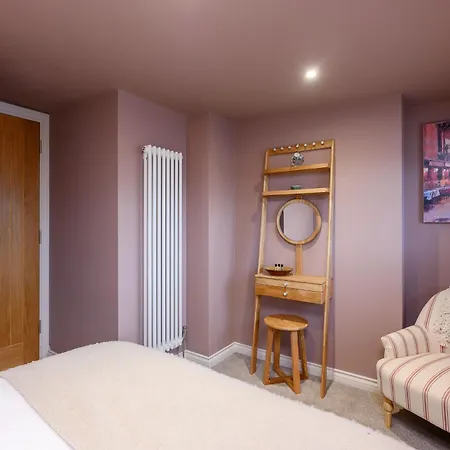 Stylish 3br Townhouse Sleeps 6 Near Centre *