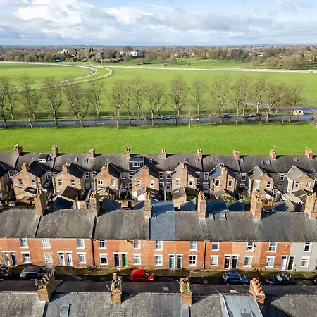 Stylish 3br Townhouse Sleeps 6 Near Centre