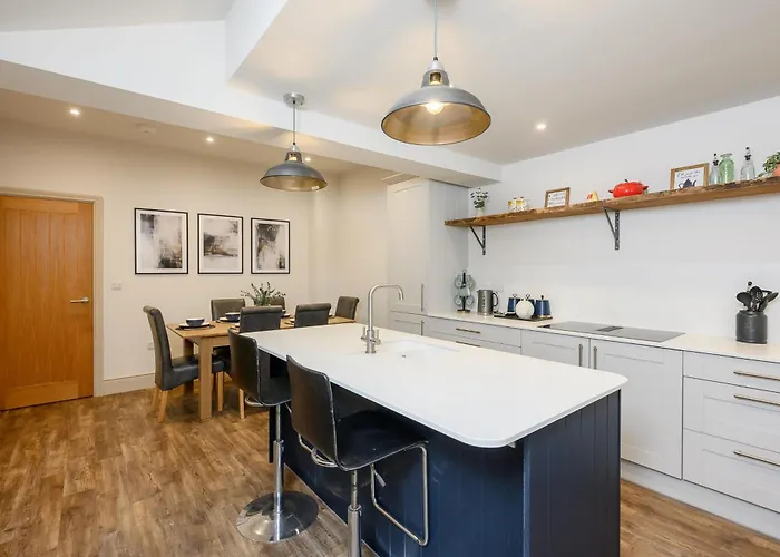 Stylish 3br Townhouse Sleeps 6 Near Centre Dom wakacyjny *