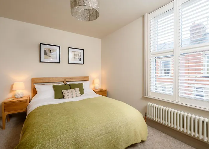 Stylish 3br Townhouse Sleeps 6 Near Centre *