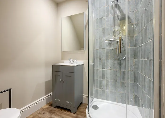 Stylish 3br Townhouse Sleeps 6 Near Centre *