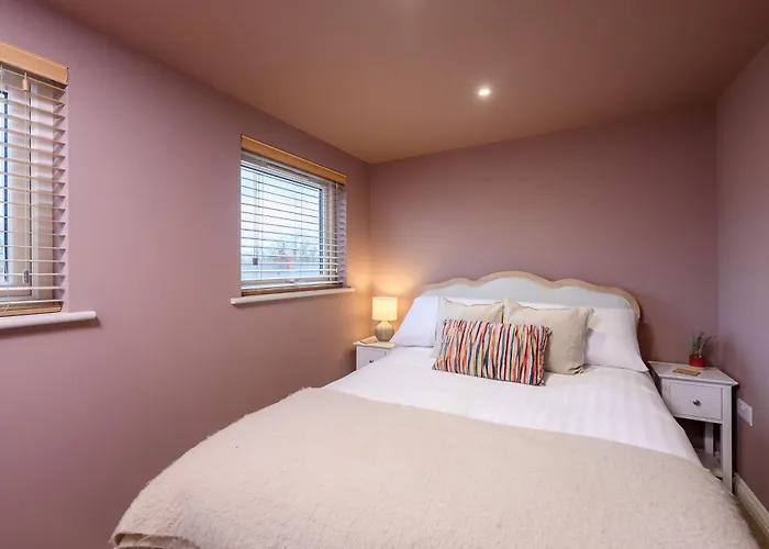 Stylish 3br Townhouse Sleeps 6 Near Centre