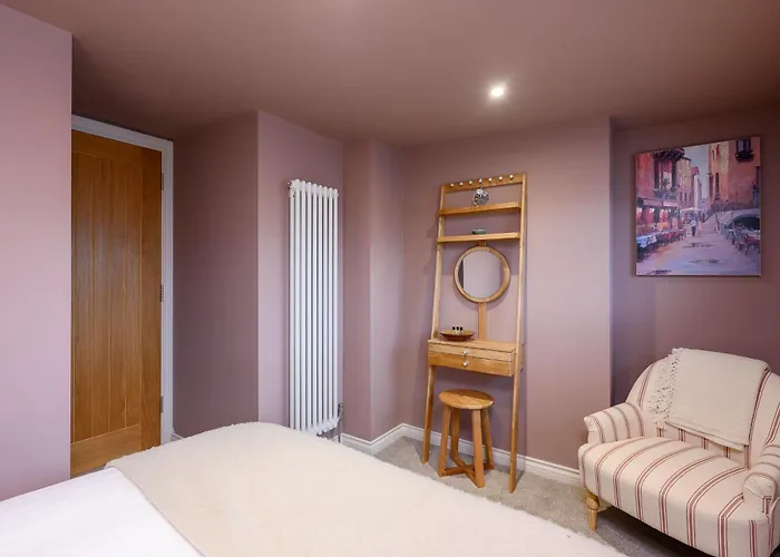 Stylish 3br Townhouse Sleeps 6 Near Centre *