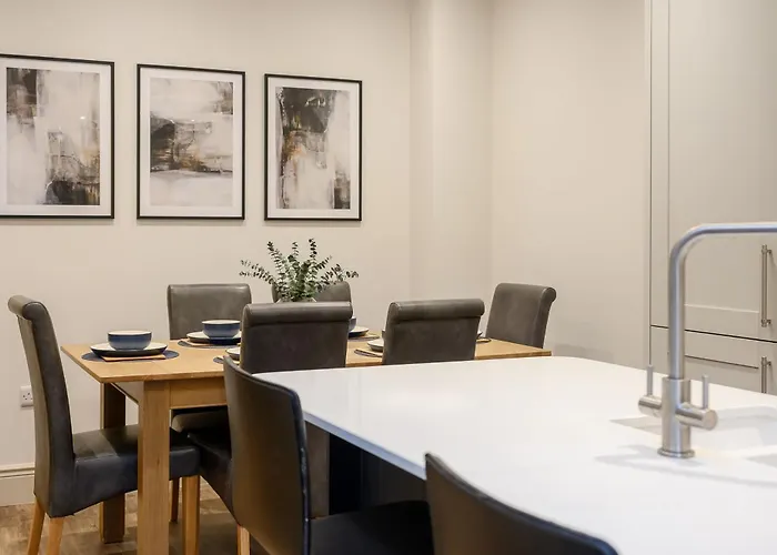 Stylish 3br Townhouse Sleeps 6 Near Centre 度假居 *