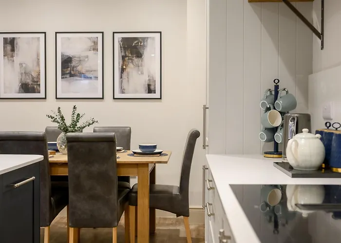 Stylish 3br Townhouse Sleeps 6 Near Centre 度假居