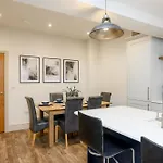Stylish 3br Townhouse Sleeps 6 Near Centre York