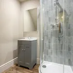 Stylish 3br Townhouse Sleeps 6 Near Centre *