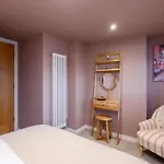 Stylish 3br Townhouse Sleeps 6 Near Centre *